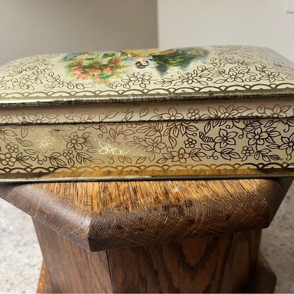 Vintage Floral Tin Box with Elegant Lady Design - Picture 8 of 9